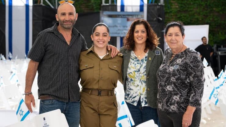 אסנת סבתה של ליה, אימה, ואביה לצידה בטקס מצטייני נשיא (צילום: באדיבות המשפחה) מימין: אסנת סבתה של ליה, אימה, ואביה ביחד איתה בטקס מצטייני נשיא