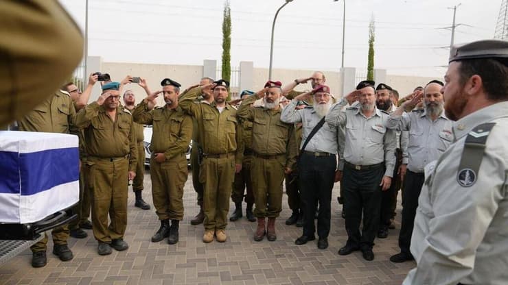 הרב הראשי לצה״ל, תא״ל הרב איל קרים מצדיע לארונו של סגן הדר גולדין ז״ל ביציאת מסע הלוויה ממחנה שורה של הרבנות הצבאית