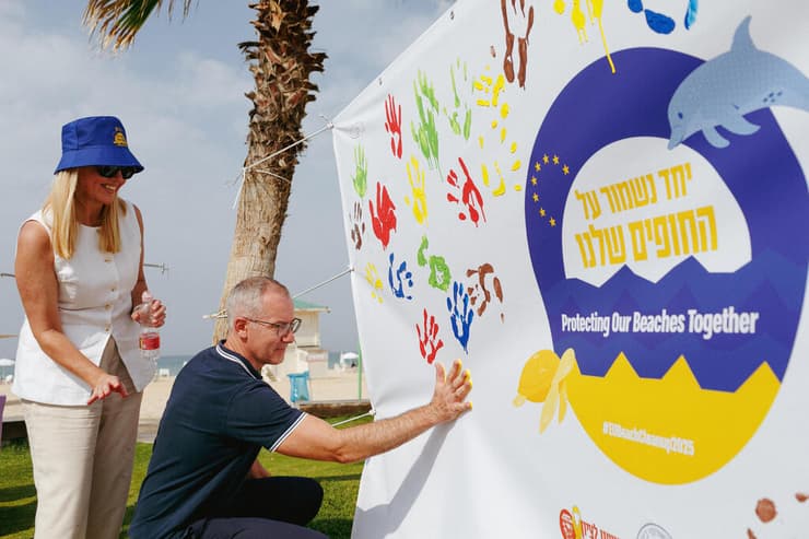 מתנדבים באירוע ניקוי החופים הבין - לאומי (צילום: אפי יוספי) מתנדבים באירוע ניקוי החופים הבין - לאומי