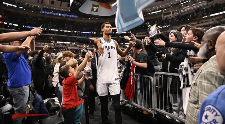 ויקטור וומבניאמה יוצא מרוצה (רויטרס) ויקטור וומבניאמה יוצא מרוצה