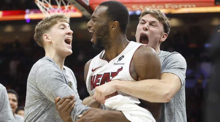 אנדרו וויגינס בעננים (רויטרס) אנדרו וויגינס בעננים