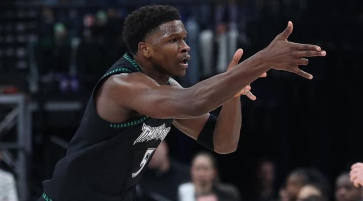 אנתוני אדווארדס חוגג (רויטרס) אנתוני אדווארדס חוגג