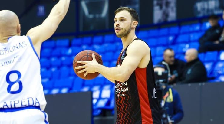 רועי הובר מחפש למי למסור