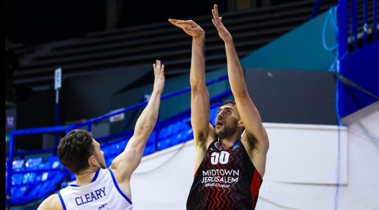 יובל זוסמן זורק לשלוש