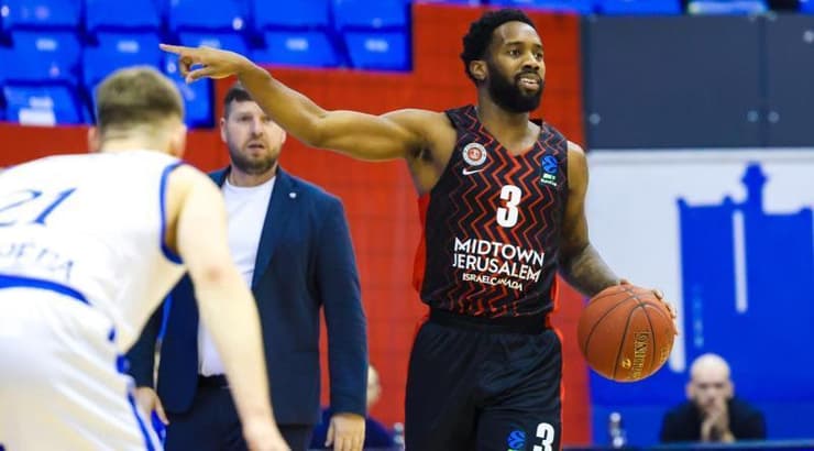 קרינגטון מנהל את ההתקפה