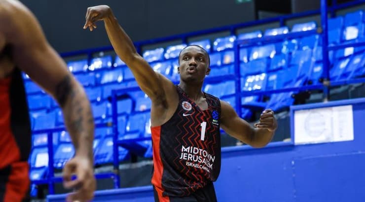 ג'ארד הארפר זורק לשלוש