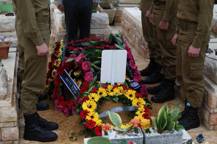 הקבר של הדר ז"ל (צילום: Abir Sultan/Pool via REUTERS) הלוייתו של סגן הדר גולדין ז"ל