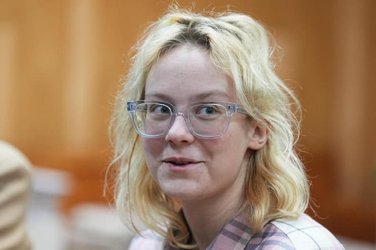 רוסיה זמרת רחוב דיאנה לוגינובה שרה נגד הקרמלין הולכת לכלא