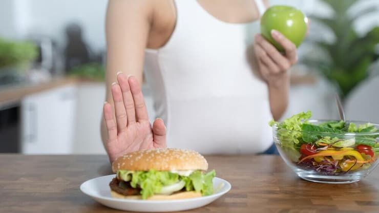 הטיפול ברמות טריגליצרידים גבוהות מתחיל בדרך כלל בשינוי אורח חיים, כמו הקפדה על תזונה מאוזנת (צילום: Shutterstock) תזונה בריאה