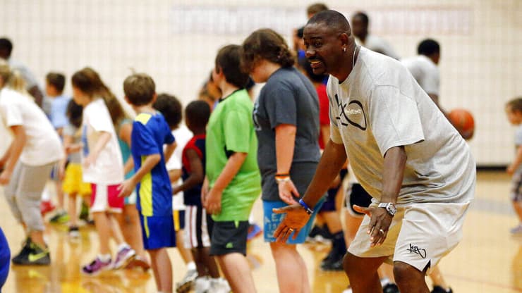 ריצ'ארדסון מאמן ילדים ב-2013 (צילום: AP Photo/Sue Ogrocki) מייקל ריי ריצ'ארדסון מאמן ילדים ב-2013