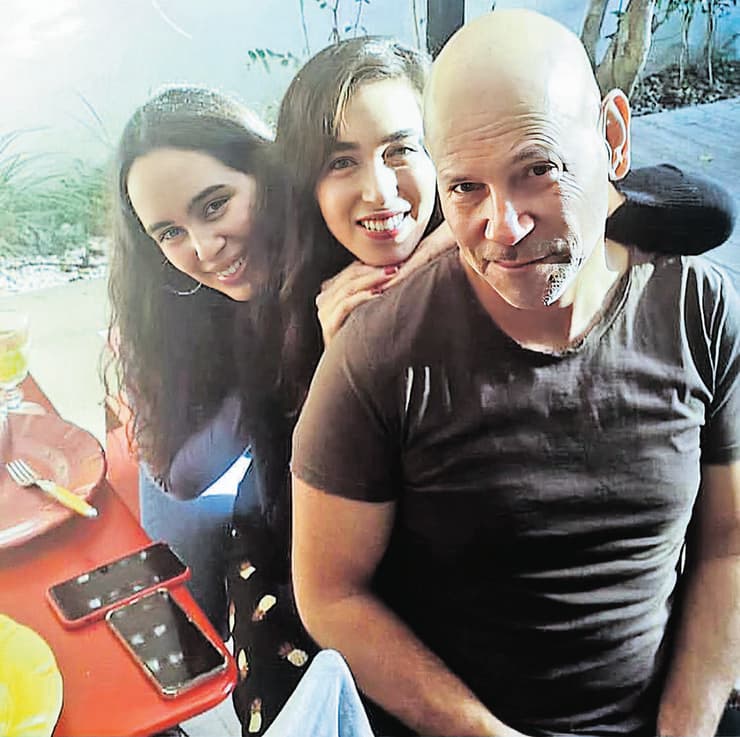 רמי קלינשטיין עם בנותיו משי ונועם