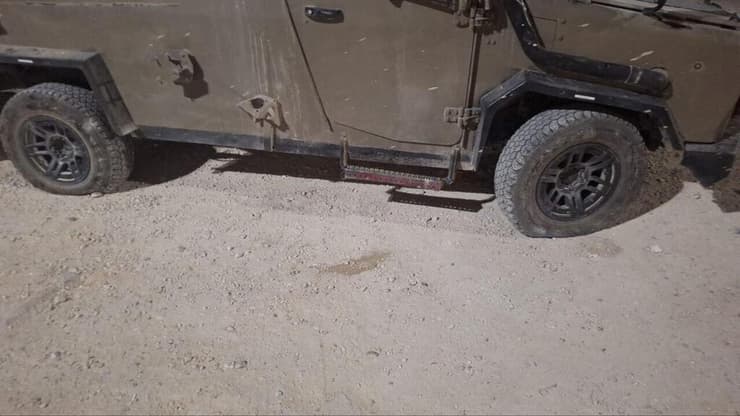 הגלגל של מכונית הסמג"ד שפונצ'ר על ידי מתנחלים בכפר בית ליד