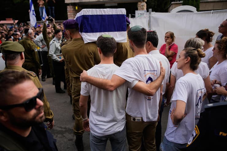 צילום: AP Photo/Ohad Zwigenberg הלוייתו של סגן הדר גולדין ז"ל