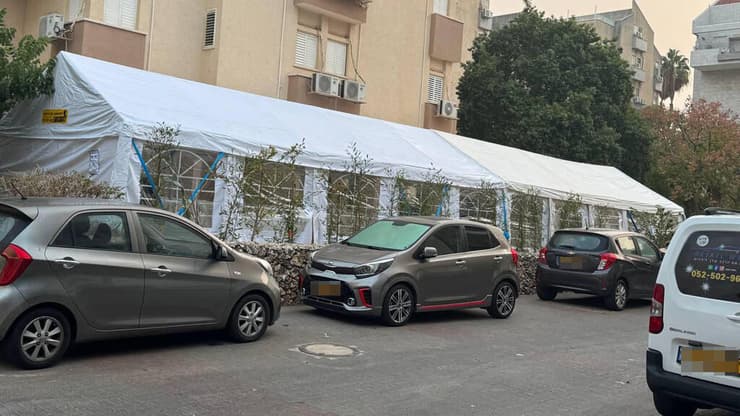 ליד בית משפחת גולדין בכפר סבא