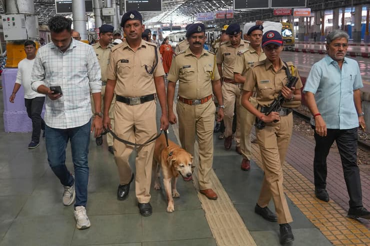 הודו אבטחה ב תחנת אוטובוסים מומבאי אחרי פיצוץ ב דלהי