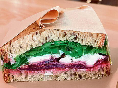 נדיב ומושקע. כריך סלק וגבינת עזים (צילום: רותי רוסו) yk14577092