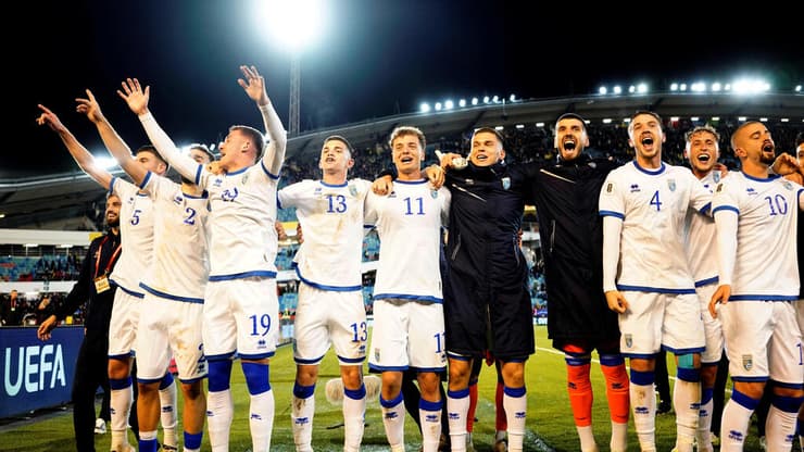 שחקני קוסובו חוגגים את הניצחון על שבדיה