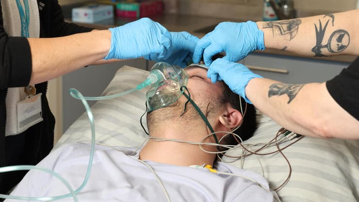 "לקחת אחריות על החיים שלכם". רואי דגן במהלך הטיפול בנזעי חשמל (צילום: דנה קופל) רואי דגן עבר טיפול בנזעי חשמל לדיכאון עמיד בבית החולים שלוותה