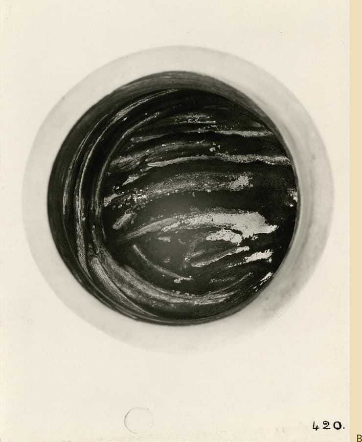 סימני הגירוד בתוך קנקן הבהט מקברו של תות ענח' אמון, שמעידים על הניסיון לחלץ מתוכו את האופיאטים