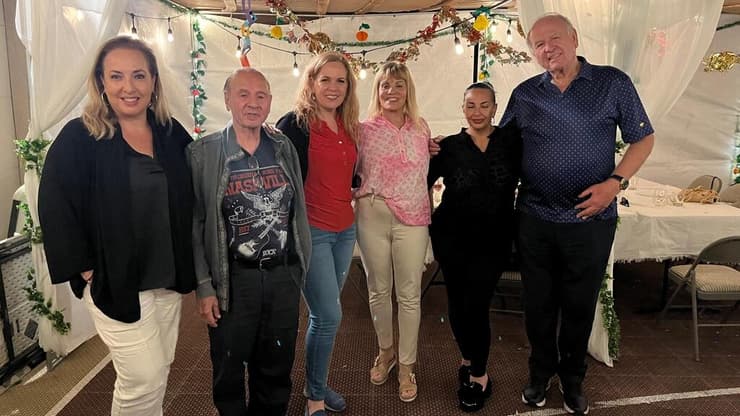 בסוכה אצל נועה בלאס וגאס - חברי הקהילה (צילום: איילה אור-אל) בסוכה אצל נועה בלאס וגאס - חברי הקהילה