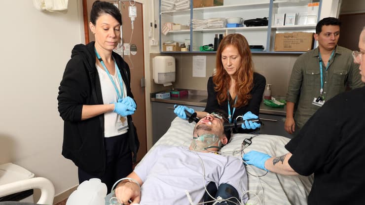 שבר את מחסום הפחד והסטיגמות. רואי דגן במהלך הטיפול בנזעי חשמל לדיכאון עמיד בבית החולים שלוותה (צילום: דנה קופל) רואי דגן עבר טיפול בנזעי חשמל לדיכאון עמיד בבית החולים שלוותה