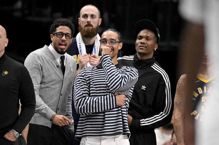 הליברטון עם החברים. לא ישחק העונה (צילום: Jerome Miron-Imagn Images) הליברטון