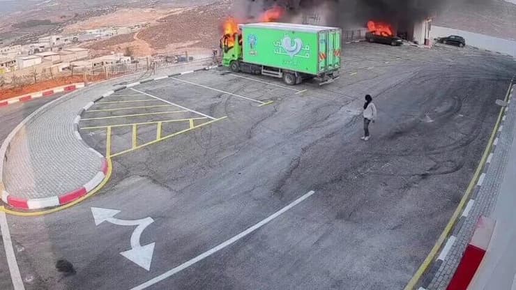 תיעוד: מתנחלים מציתים כלי רכב בכפר בית ליד הפלסטיני