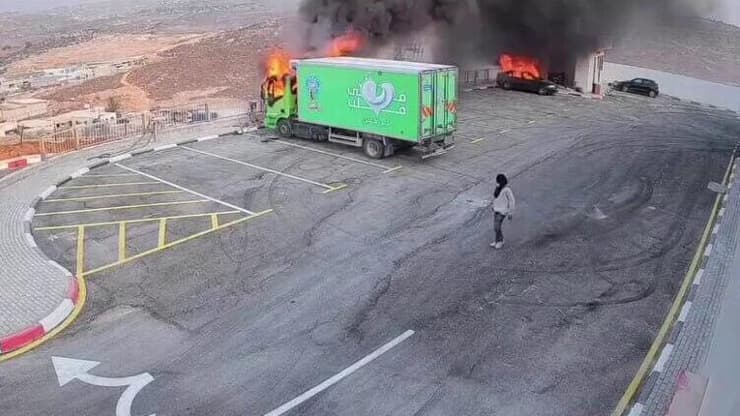 תיעוד: מתנחלים מציתים כלי רכב בכפר בית ליד הפלסטיני