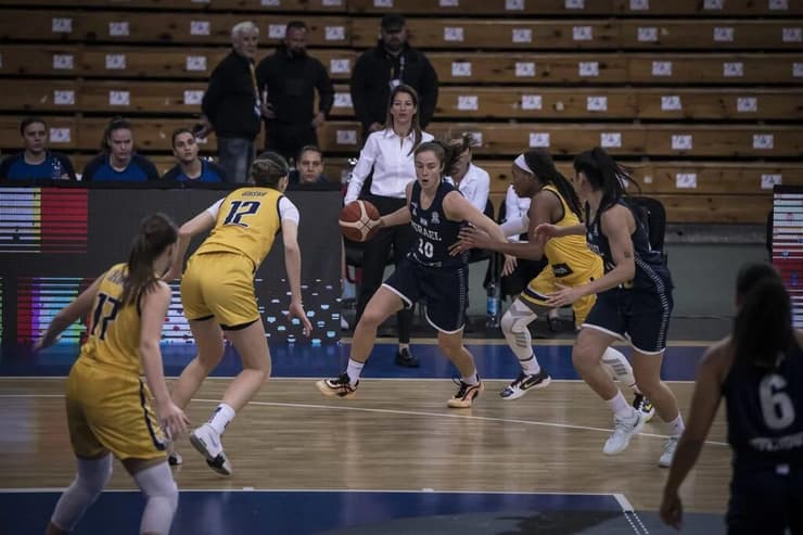 מאיירס בדרך לסל (צילום: FIBA) מאיירס
