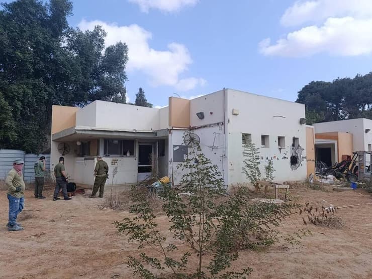 גן הילדים שבו נמצאו הנשקים (צילום: דוברות המשטרה ) נשק שאותר בגן בקיבוץ בבארי, מקרבות ה-7 באוקטובר