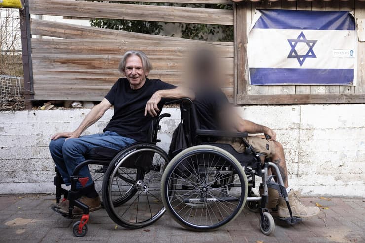 הקולנוען יואל שרון, שנפצע קשה במלחמת יום הכיפורים, יחד עם הלוחם א', שנפצע קשה ב-7 באוקטובר, ויואל הפך להיות המנטור שלו