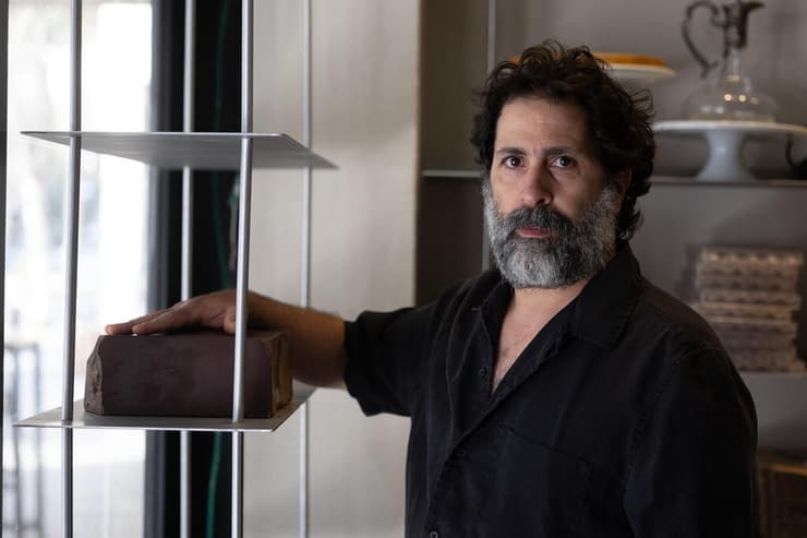 "אני שף ואני שוקולטייר ואני לא יכול לעבוד". עודד סיידא בבית הקפה שמעולם לא נפתח (צילום: אביגיל עוזי) השוקולטייר עודד סיידא