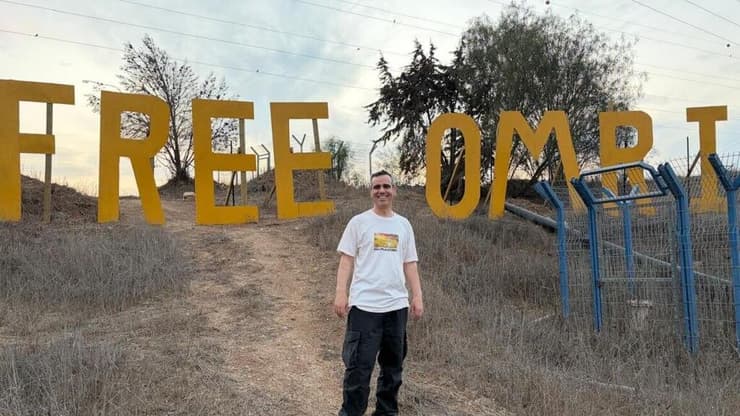 עמרי מירן מבקר לראשונה בקיבוץ נחל עוז  ממנו נחטף מאז ששוחרר מהשבי