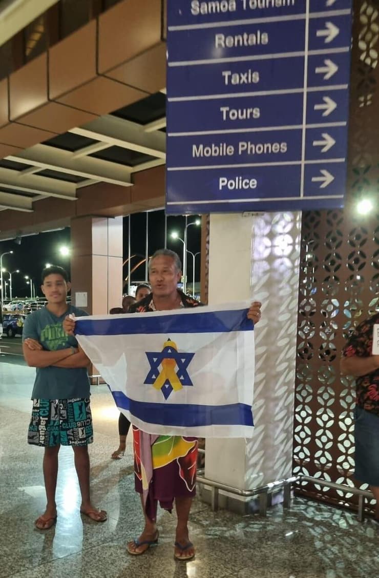 הנהג חיכה בשדה התעופה עם דגל ישראל