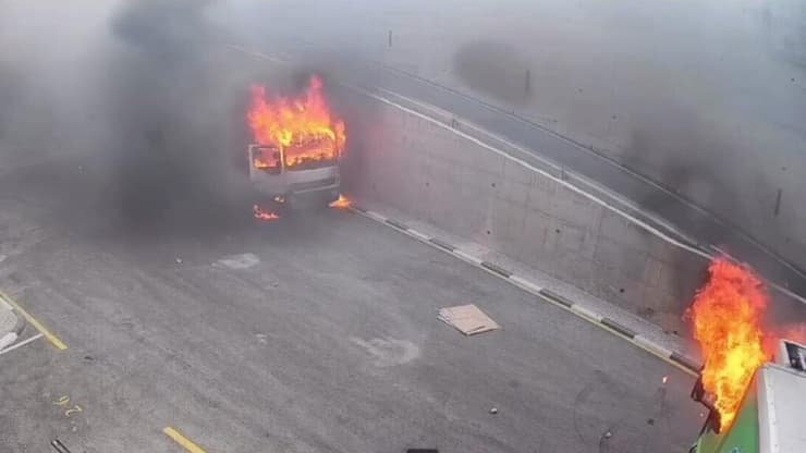 תיעוד: מתנחלים מציתים כלי רכב בכפר בית ליד הפלסטיני