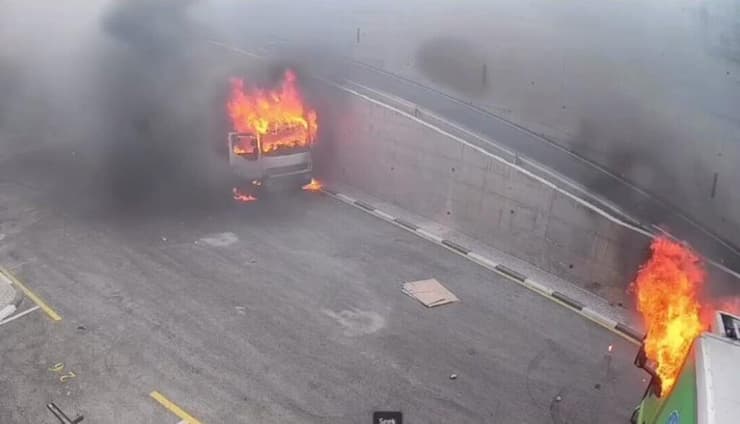 תיעוד: מתנחלים מציתים כלי רכב בכפר בית ליד הפלסטיני