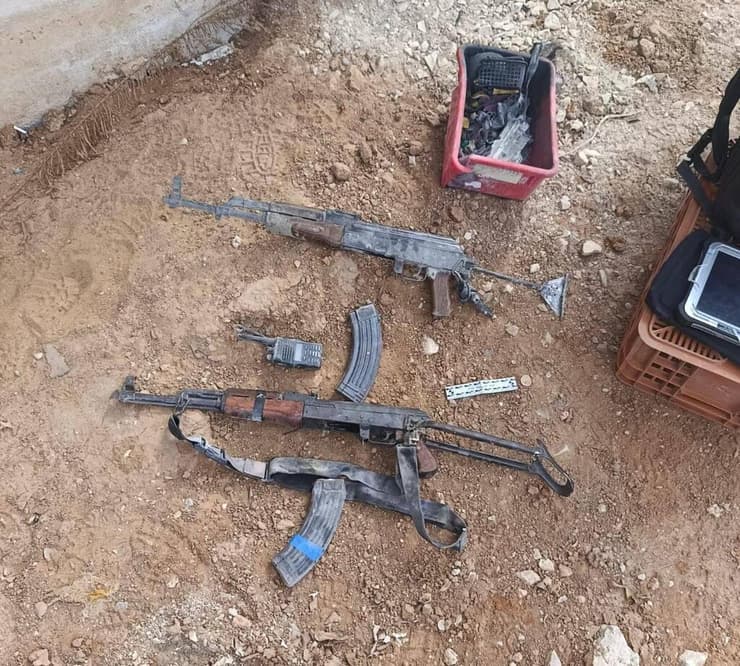 קלצ'ניקובים דרוכים ומכשירי קשר, בתוך גן הילדים בבארי (צילום: דוברות המשטרה ) נשק שאותר בגן בקיבוץ בבארי, מקרבות ה-7 באוקטובר