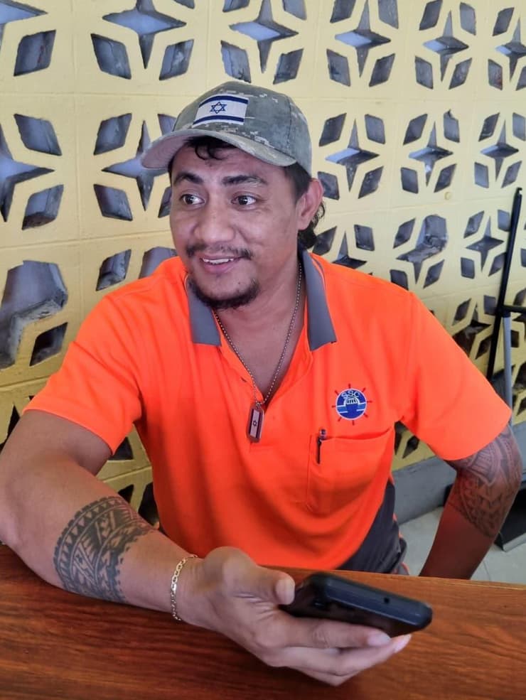 בחור מקומי עם דגל ישראל על הכובע