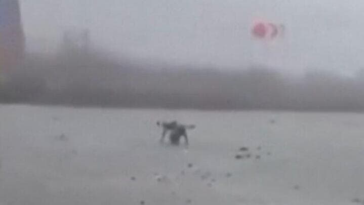 גם רחפן תועד על הכביש, לצד ההריסות (צילום: רויטרס) כניסת כוחות צבא רוסיה חיילים רוסים ל עיר פוקרובסק במזרח אוקראינה בחבל דונייצק שנתונה למצור