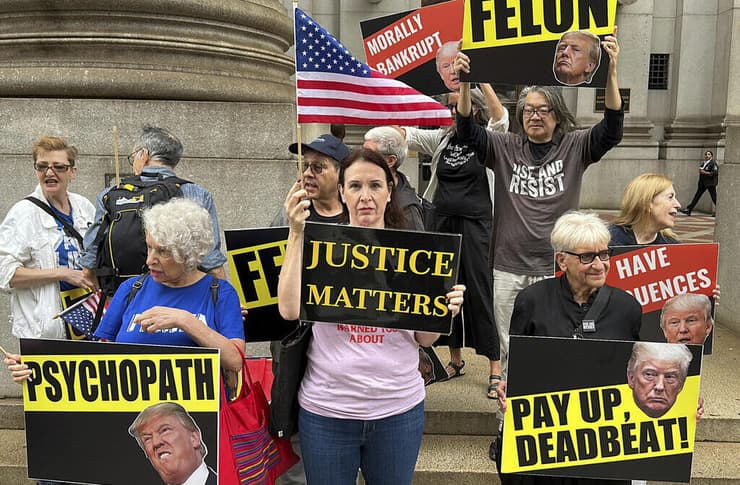 מפגינים מחוץ לביהמ"ש לערעורים במנהטן דורשים צדק לאי.ג׳יי קרול, שתבעה את דונלד טראמפ על אונס