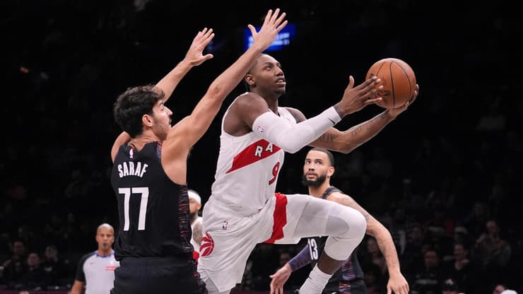 שרף מול טורונטו, הלילה (צילום: AP Photo/Frank Franklin II) שרף מנסה לשמור על בארט