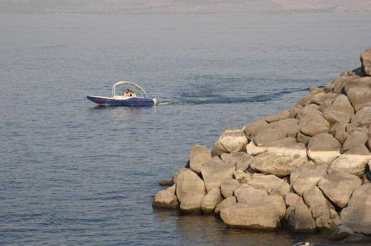 סירה בכינרת (צילום: אביהו שפירא) סירה בכינרת