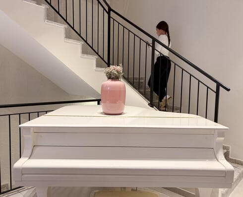 ערן: "כל החיים חלמתי שיהיה לי פסנתר כנף לבן ועכשיו הגשמתי את זה. כשאמרתי את זה למעצבת היא לא הבינה. היא אמרה 'זה המקום של פינת האוכל'. אבל בסוף היא זרמה איתי. אז הזזנו את פינת האוכל למקום אחר". (אסי חיים) 12110035_942732.jpg