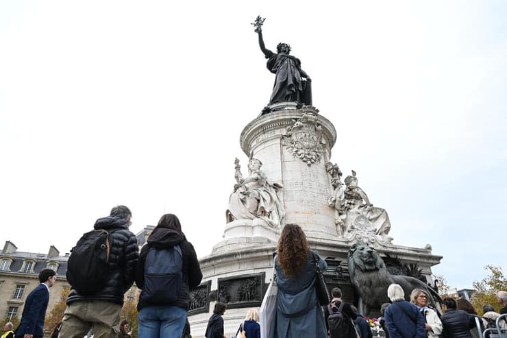 פרחים ב כיכר הרפובליקה עשור מתקפת טרור פריז ב-2015 צרפת