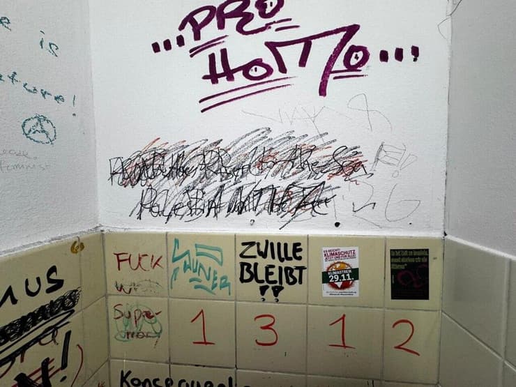 הכתובות בשירותים