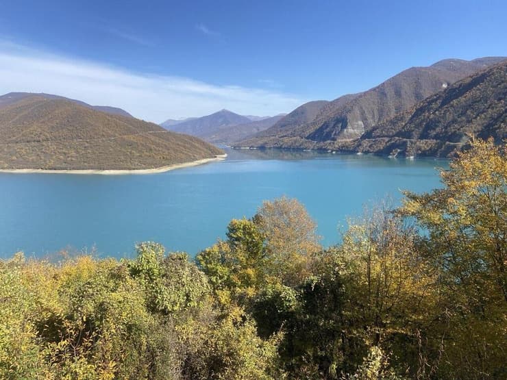 אגם ז'ינוואלי שנראה כמו גלויה