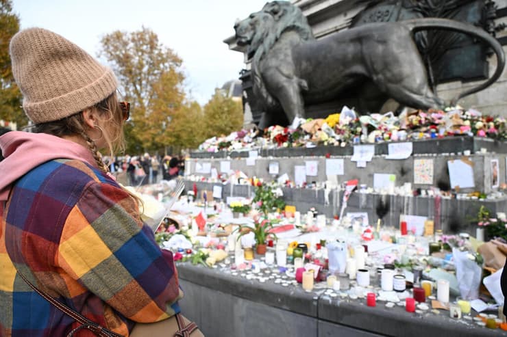 פרחים ב כיכר הרפובליקה עשור מתקפת טרור פריז ב-2015 צרפת