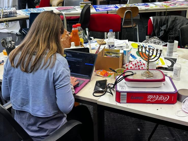  אחת הסטודנטיות עם מנורת 7 קנים