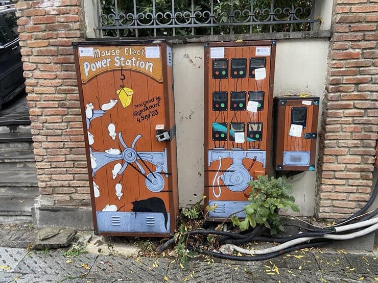 ציורי רחוב של האמן גושה בעיר העתיקה של טביליסי