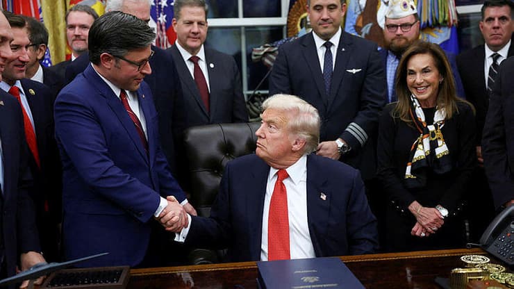 נשיא ארה"ב דונלד טראמפ חתימה סיום השבתת הממשל מייק ג'ונסון